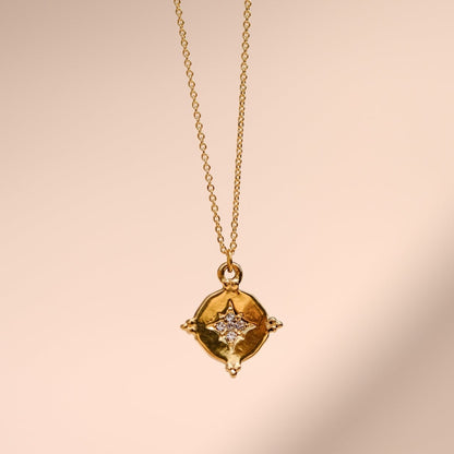 Collier "Mindful" composé d'une médaille "étoile" agrémentés de petits zircons monté sur une chaine fine forçat le tout doré à l'or fin.