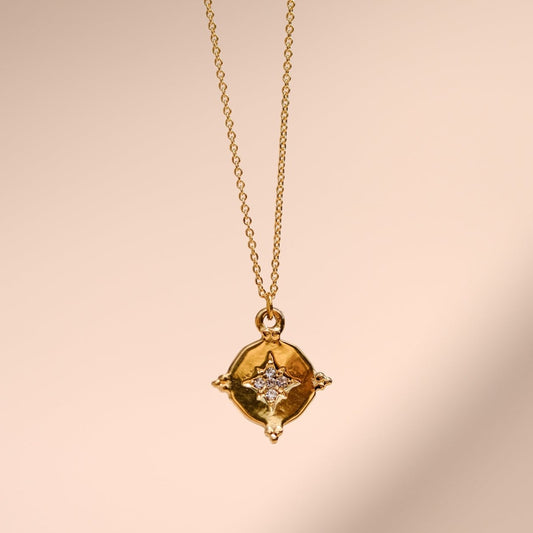 Collier "Mindful" composé d'une médaille "étoile" agrémentés de petits zircons monté sur une chaine fine forçat le tout doré à l'or fin.