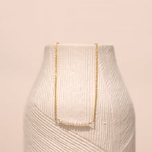 Charger l&#39;image dans la galerie, Collier &quot;Seek&quot; composé de perles d&#39;eau blanche imparfaite, monté sur une chaine fine forçat le tout doré à l&#39;or fin.

