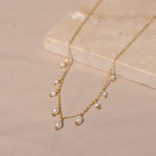 Charger l&#39;image dans la galerie, Collier &quot;Patience&quot; composé de perles d&#39;eau blanche monté sur une chaine forçat le tout doré à l&#39;or fin.
