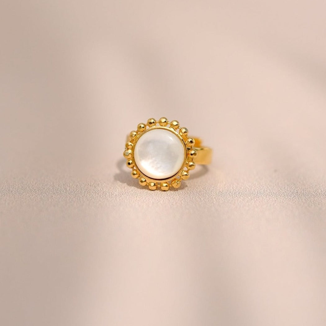 Bague "Intuition" composé d'une nacre de 10mm au choix monté sur un anneau ouvert ajustable doré à l'or fin.