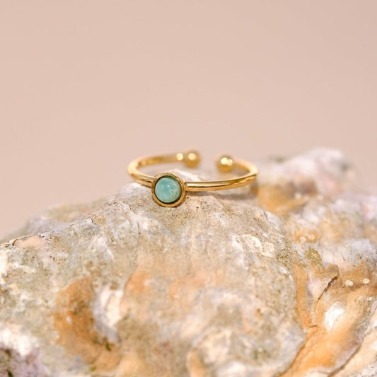 Bague "Aluma" composé d'une pierre semi précieuse de 4mm au choix monté sur un anneau ouvert ajustable doré à l'or fin.
