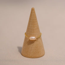 Charger l&#39;image dans la galerie, Bague &quot;Trust&quot; composé de jolies perles d&#39;eau (version au choix) monté sur une chaine fine forçat doré à l&#39;or fin.
