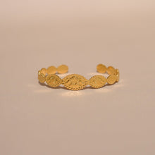 Upload image to gallery, bracelet jonc ouvert ajustable doré à l&#39;or fin gravé de soleil, bohème et été pour femme
