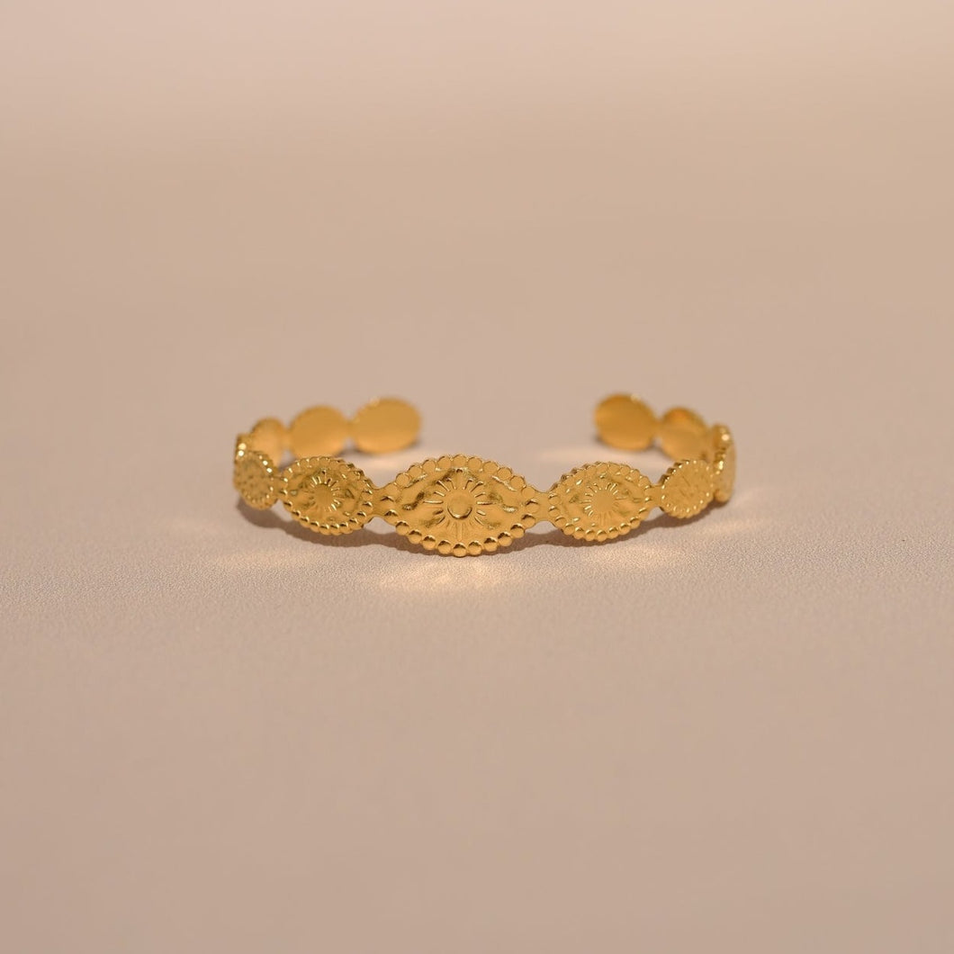 bracelet jonc ouvert ajustable doré à l'or fin gravé de soleil, bohème et été pour femme