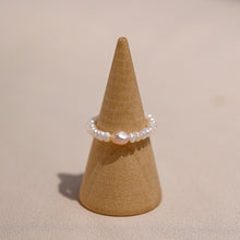Charger l&#39;image dans la galerie, Bague &quot;Divine&quot; élastique composé de perle d&#39;eau blanche/saumon et de perles doré à l&#39;or fin. 
