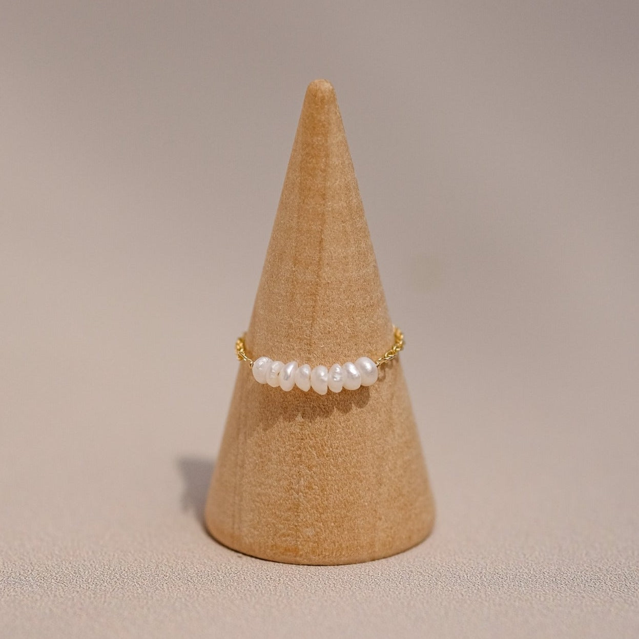 Bague "Share" composé de jolies pierres semi précieuses (version au choix) monté sur une chaine fine forçat doré à l'or fin.
