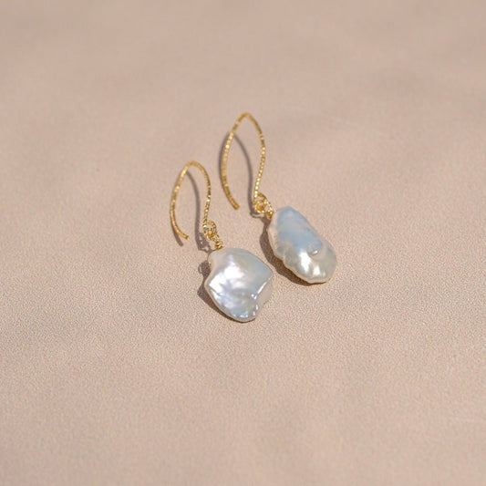 Boucles d'oreilles "Think" composé de deux perles keishi magnifiquement nacré monté sur un système de boucles qui s'enfile simplement, le tout doré à l'or fin.