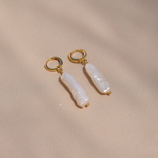 Boucles d'oreilles "Wise" composé de deux perles keishi magnifiquement nacré monté sur un système de boucles dormeuse, le tout doré à l'or fin.