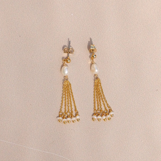 Boucles d'oreilles "Respect" composé de deux puces d'oreilles agrémentés de perles d'eau et de chaines fine forçat, le tout doré à l'or fin.