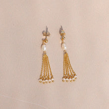 Charger l&#39;image dans la galerie, Boucles d&#39;oreilles &quot;Respect&quot; composé de deux puces d&#39;oreilles agrémentés de perles d&#39;eau et de chaines fine forçat, le tout doré à l&#39;or fin.
