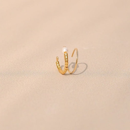 Double anneau d'oreille "Compassion" composé de perles doré à l'or fin et d'une perle de culture enfilé sur un fil en goldfilled.