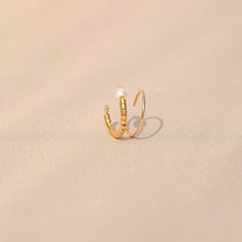 Charger l&#39;image dans la galerie, Double anneau d&#39;oreille &quot;Compassion&quot; composé de perles doré à l&#39;or fin et d&#39;une perle de culture enfilé sur un fil en goldfilled.
