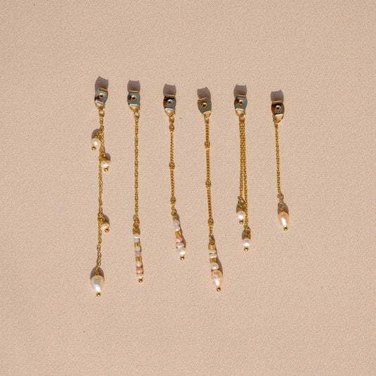 Dos d'oreille "Dawn" personnalisable, composé de perles doré à l'or fin, de perles de culture, et de pierres semi précieuses, le tout doré à l'or fin. 