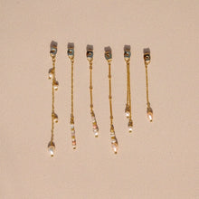 Charger l&#39;image dans la galerie, Dos d&#39;oreille &quot;Dawn&quot; personnalisable, composé de perles doré à l&#39;or fin, de perles de culture, et de pierres semi précieuses, le tout doré à l&#39;or fin. 
