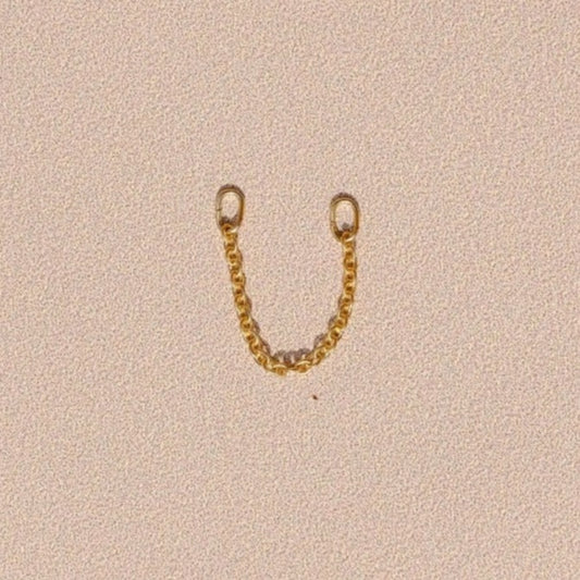 Dos d'oreille "Magic" composé d'une chaine forçat fine doré à l'or fin pouvant se greffer à deux puces d'oreilles sur la même oreilles (voir photo porté). Vous avez la possibilité de choisir la longueur de cette chaine (3cm comme en photo ou plus).