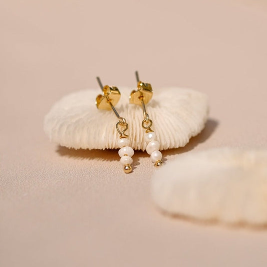 Puces d'oreilles faite à la main "Awake" composé de perles d'eau (trois versions au choix), le tout en goldfilled et fermoir doré à l'or fin.