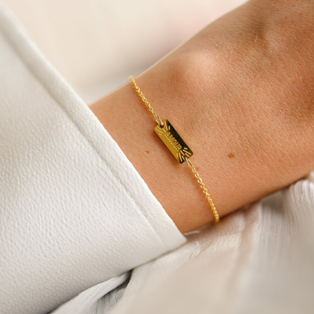 bracelet doré à l'or fin gravé du mot amour pour la fêtes des mères à offrir